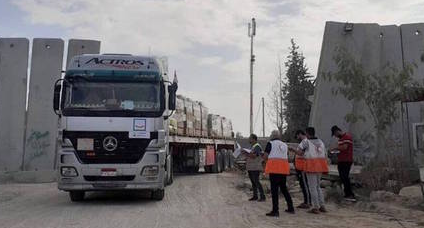Caminhões com ajuda humanitária voltam a entrar na Faixa de Gaza