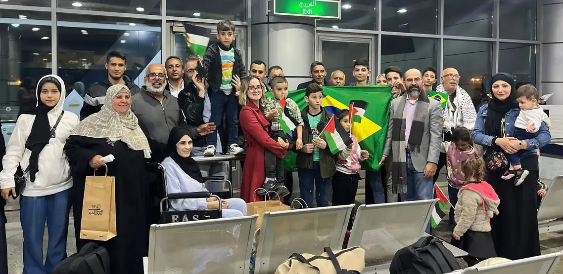 Terceiro grupo de brasileiros repatriados de Gaza deixa o Egito