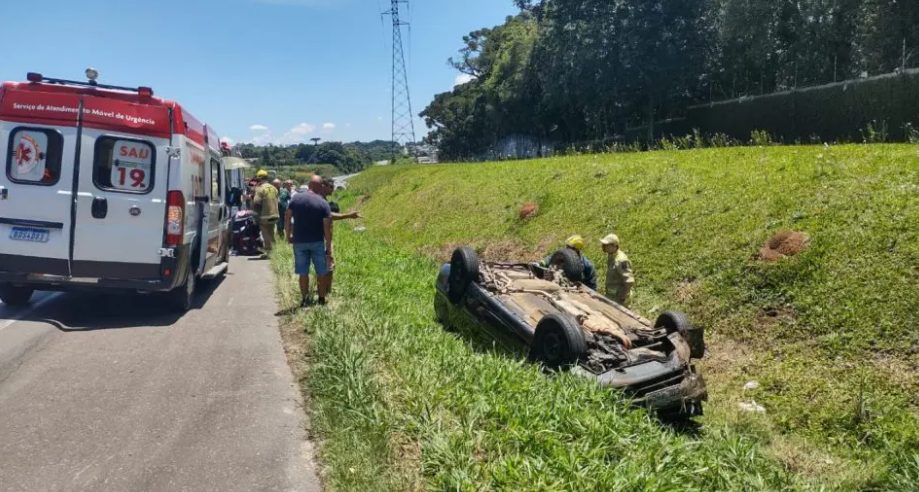 Mãe e filha ficam em estado grave em capotamento; marido viu acidente