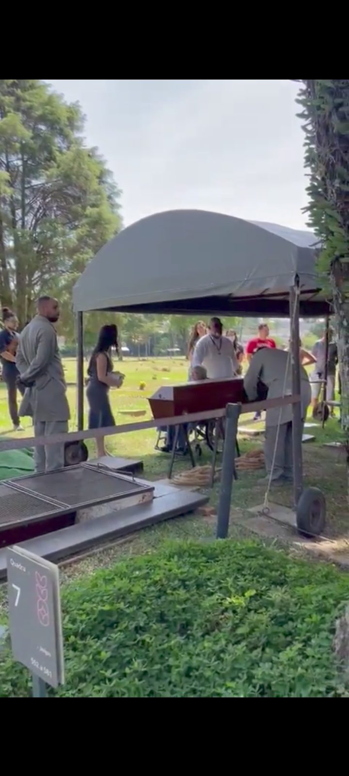 VÍDEO: Mãe de PC Siqueira presta homenagem ao youtuber durante o enterro