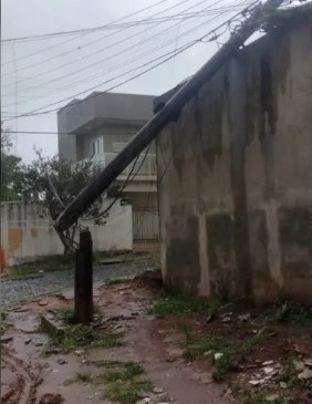 Chuvas em Ponta Grossa derrubam poste em bairro de PG