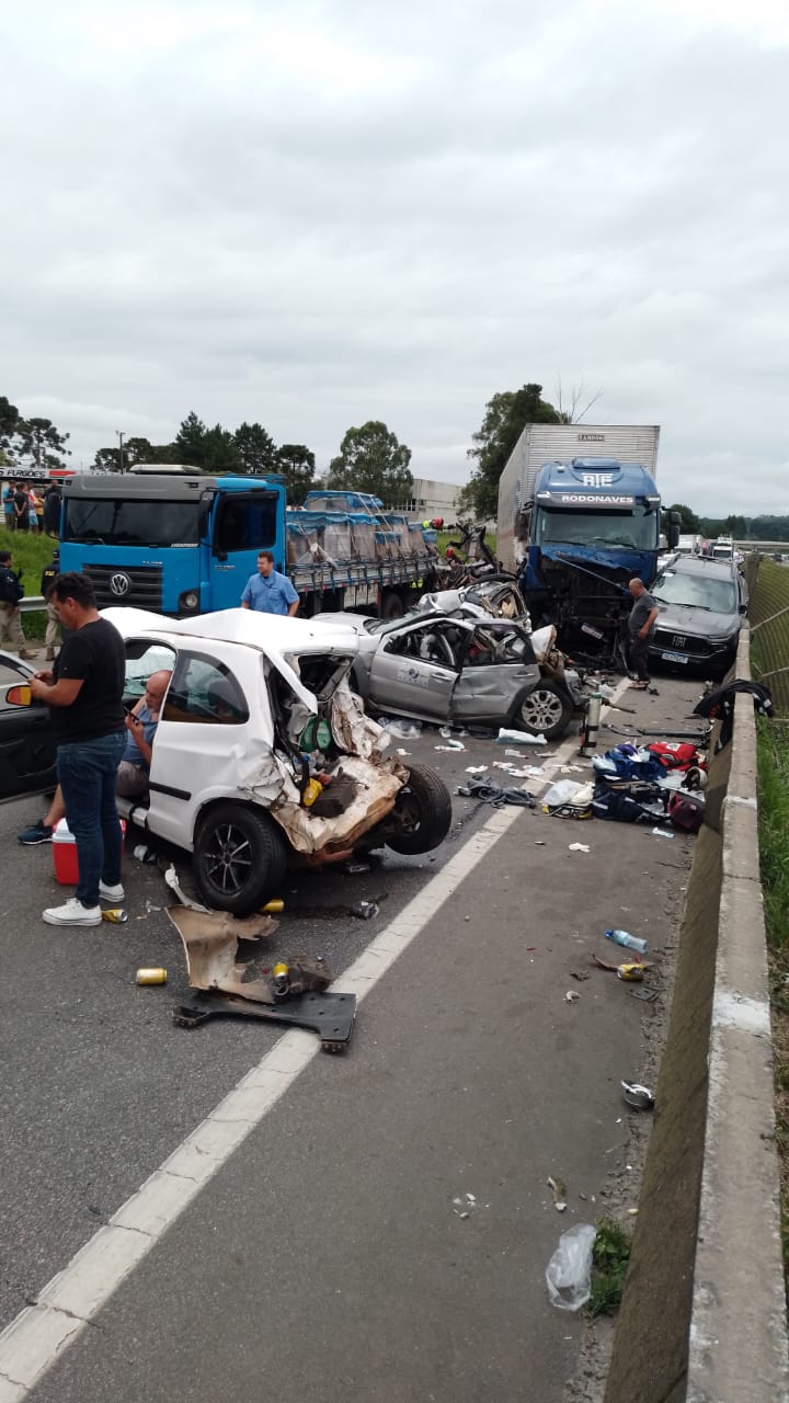 Engavetamento envolvendo 7 veículos deixa várias pessoas feridas no Contorno Leste