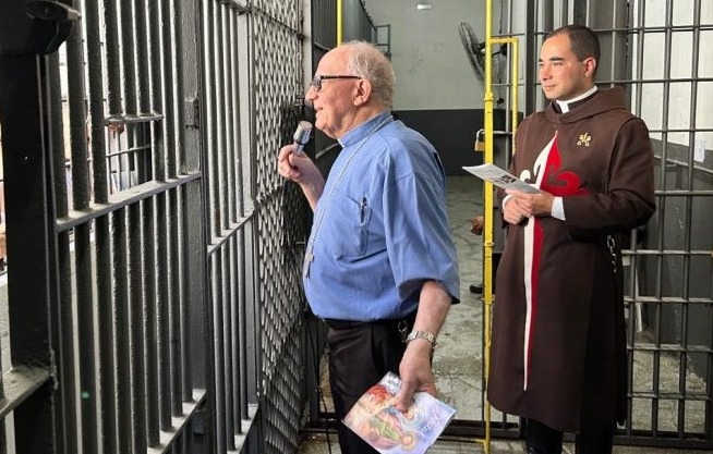 Bispo Dom Sérgio Arthur Braschi participa de almoço e encontro religioso na Penitenciária Estadual de Ponta Grossa
