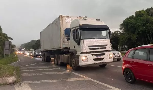 Acidente causa interdição e longas filas no sentido litoral da  BR-277