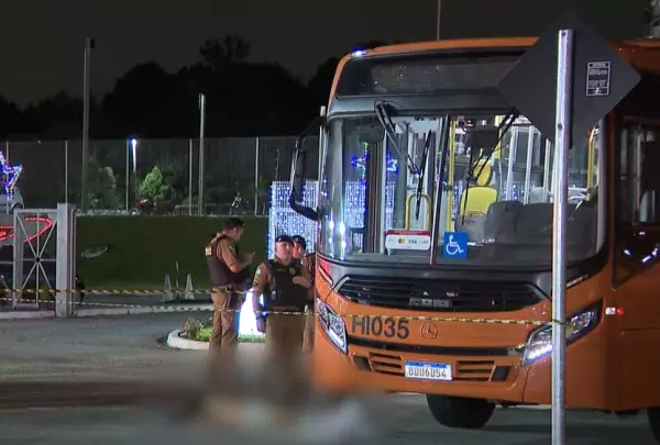 Bandido é morto após ser surpreendido por policial enquanto fazia assalto em ônibus