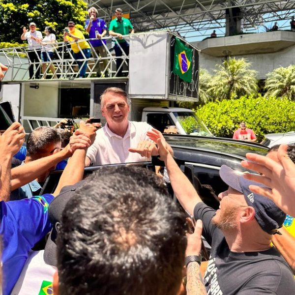 Vídeo: Bolsonaro é ovacionado por apoiadores ao desembarcar em Curitiba