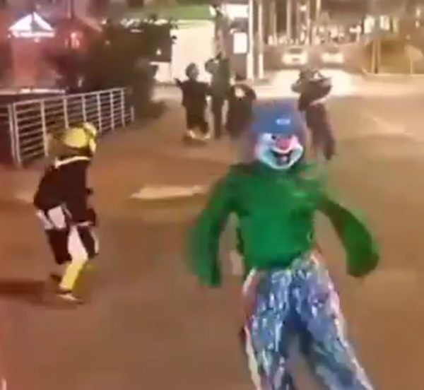 Vídeo: Personagens da ‘Carreta Furacão’ saem na mão e briga viraliza na Web