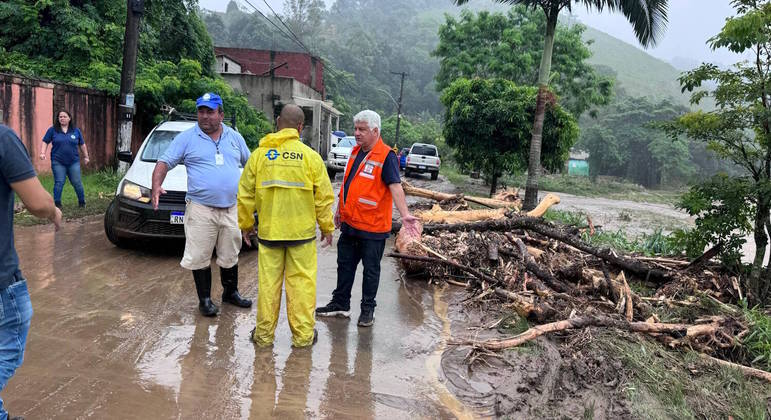 Dois idosos morrem em asilo e 300 pessoas deixam suas casa por causa da chuva