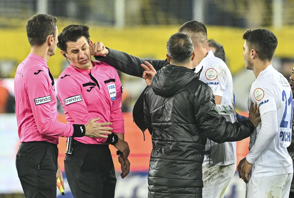 Presidente de clube de futebol turco agride árbitro e acaba preso