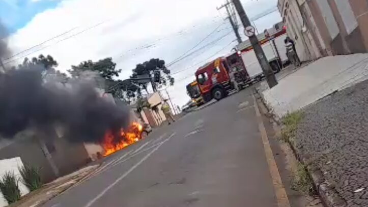 Vídeo: Bombeiros combatem incêndio em carro nas proximidades do Jockey Club