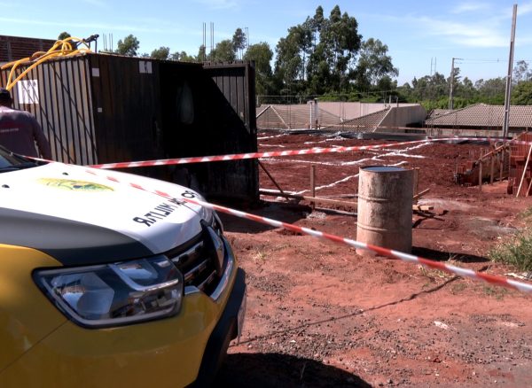 Jovem é morto com pelo menos 15 tiros na frente do próprio pai enquanto trabalhava em obra