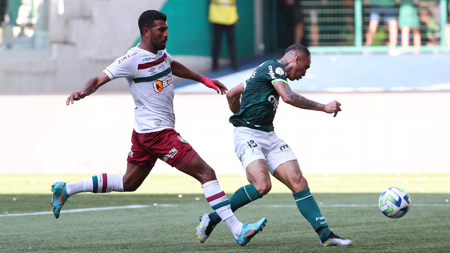 Com gol de Breno Lopes, Palmeiras bate Fluminense em casa e fica a um empate do título.