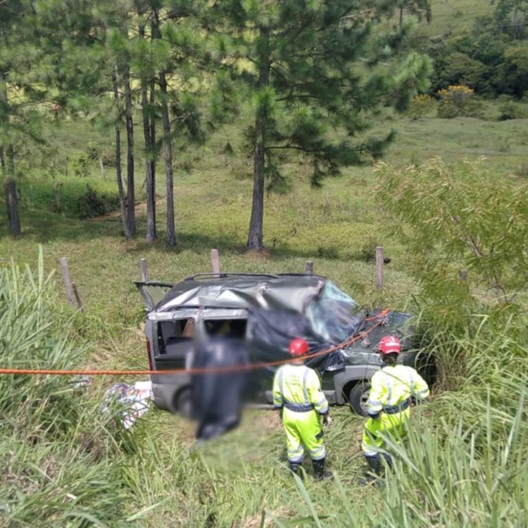 Mãe e filha morrem após carro despencar de barranco na BR-116