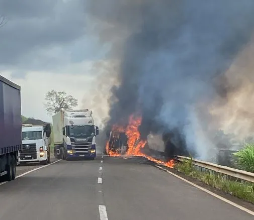 Motorista morre carbonizado dentro de caminhão na BR-376