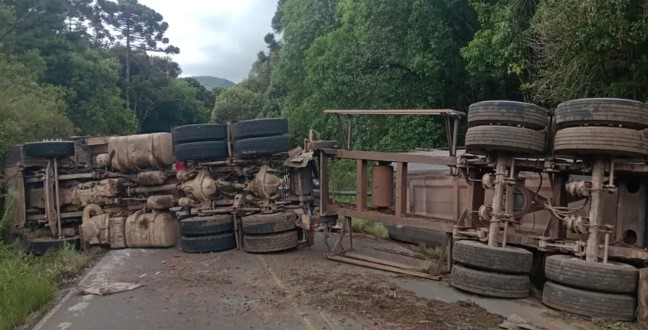 URGENTE: Caminhão tomba e deixa trânsito bloqueado em Ponta Grossa