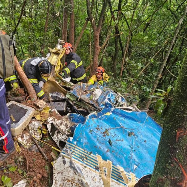 URGENTE: Avião de pequeno porte cai e deixa mortos