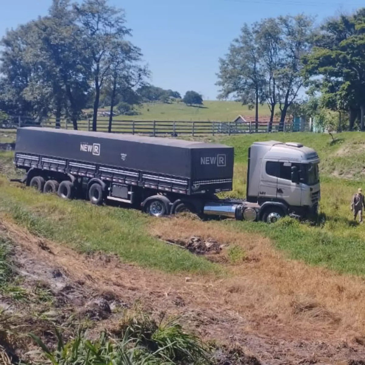 Grave acidente entre carro e caminhão mata quatro pessoas