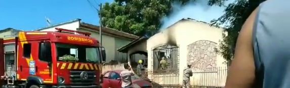 Vídeo: Casa é tomada pelo fogo em Ponta Grossa