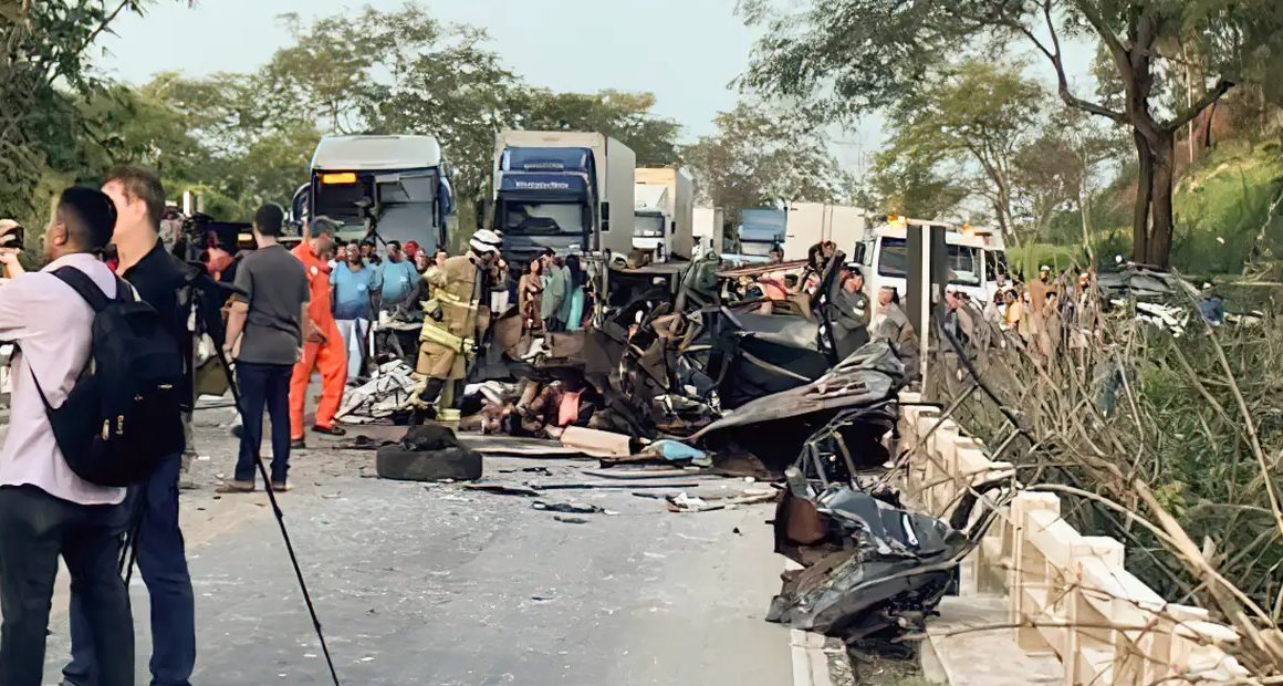 Acidente entre ônibus e caminhonete deixou ao menos 8 mortos