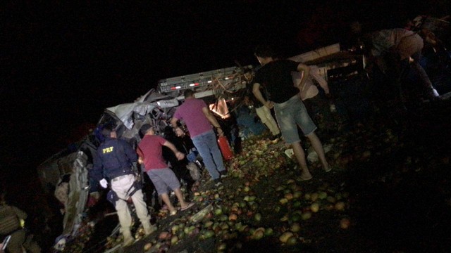 Batida entre caminhão e ônibus de turismo deixa 25 pessoas mortas e sete feridas