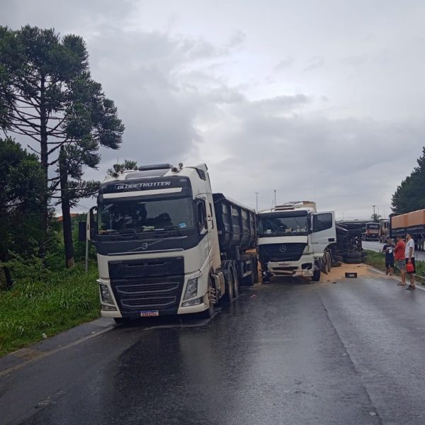 Acidente envolvendo dois caminhões e três veículos interdita BR-376 em Ponta Grossa