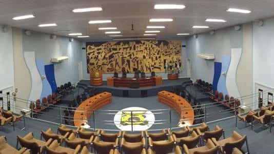 Câmara de vereadores tira de pauta 14 projetos de lei em sessão extraordinária