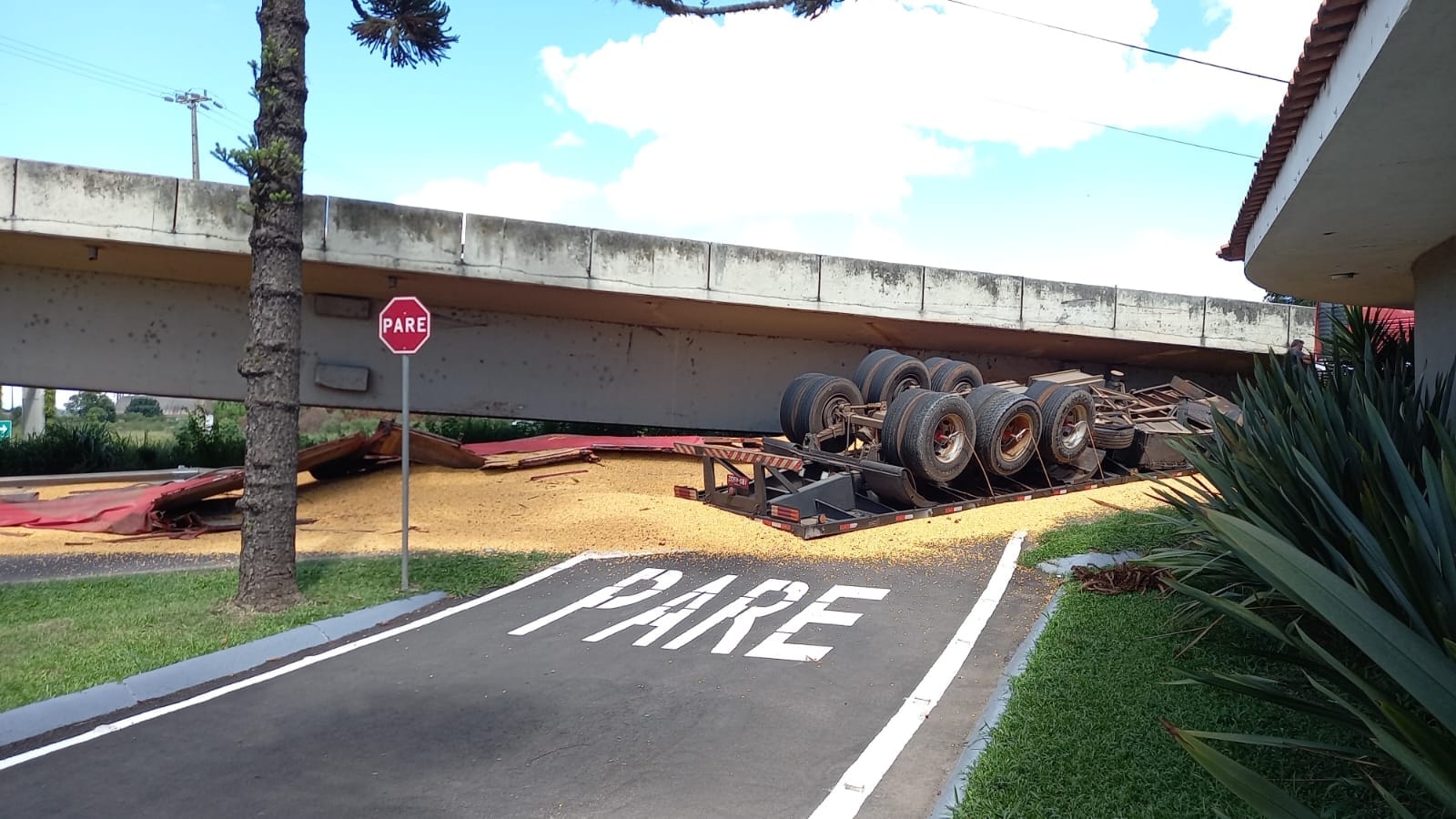 Carreta carregada com grãos tomba no viaduto do Vendrami em Ponta Grossa