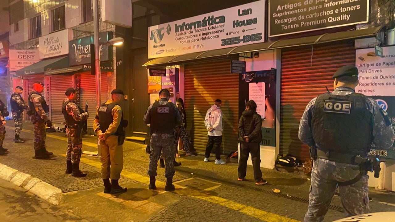 GM e policiais participam de operação para fiscalizar comércio em Ponta Grossa