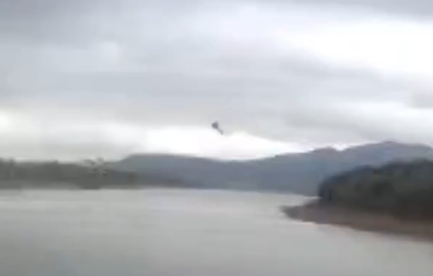 Homem morre em acidente com helicóptero que caiu em lago