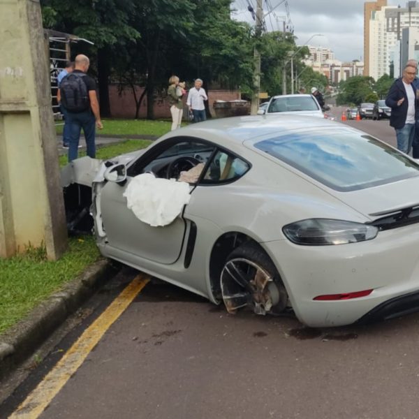 Motorista perde o controle e bate carro de luxo em Curitiba