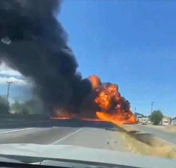 Vídeo: piloto morre após avião explodir ao bater em poste
