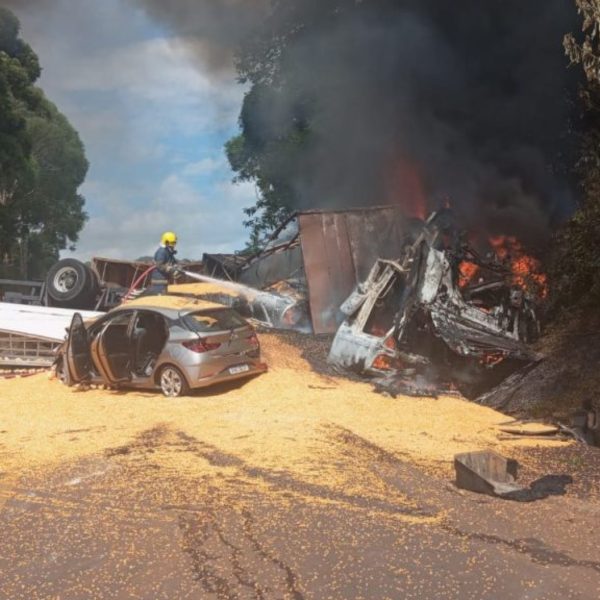 Acidente entre caminhões mata duas e deixa cinco pessoas feridas na rodovia