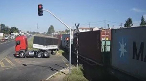Vídeo: Caminhão é atingido por trem em Ponta Grossa