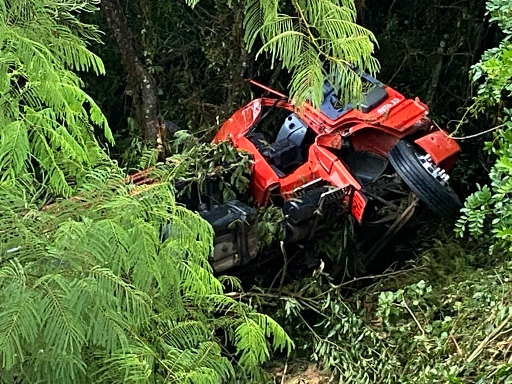 Motorista morre em acidente de caminhão carregado com melancias na BR-153