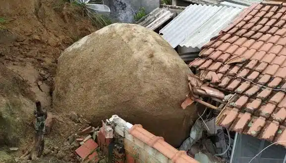 Vídeo: Pedra gigante atinge e destrói parte de casa após deslizamento de terra