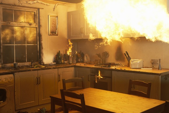 Mulher tenta esfaquear marido e incendeia casa após descobrir traição