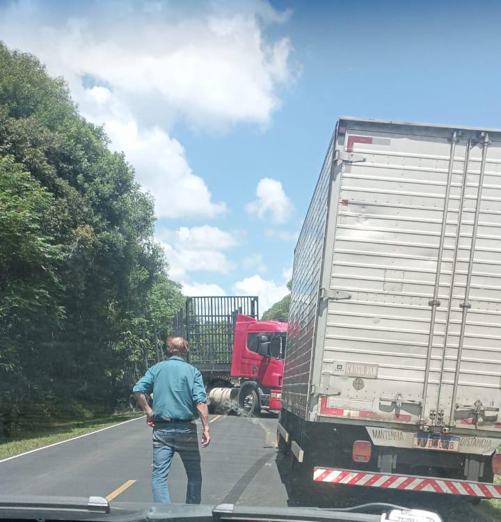 Agora: acidente bloqueia PR-151 e causa transtorno e lentidão no transito