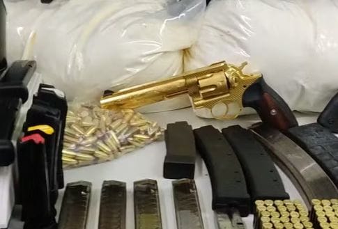 Arma banhada a ouro é apreendida de homem  preso ao ser flagrado com 30kg de cocaína