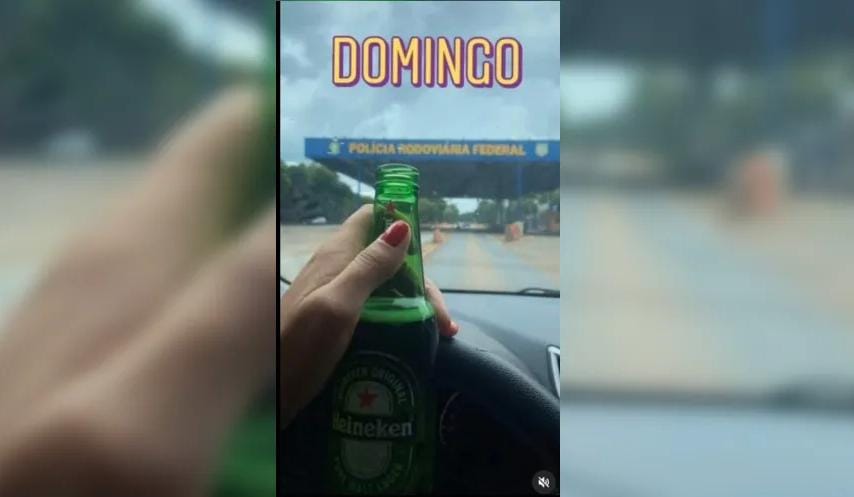 Motorista posta foto bebendo dentro de carro e é descoberta pela polícia