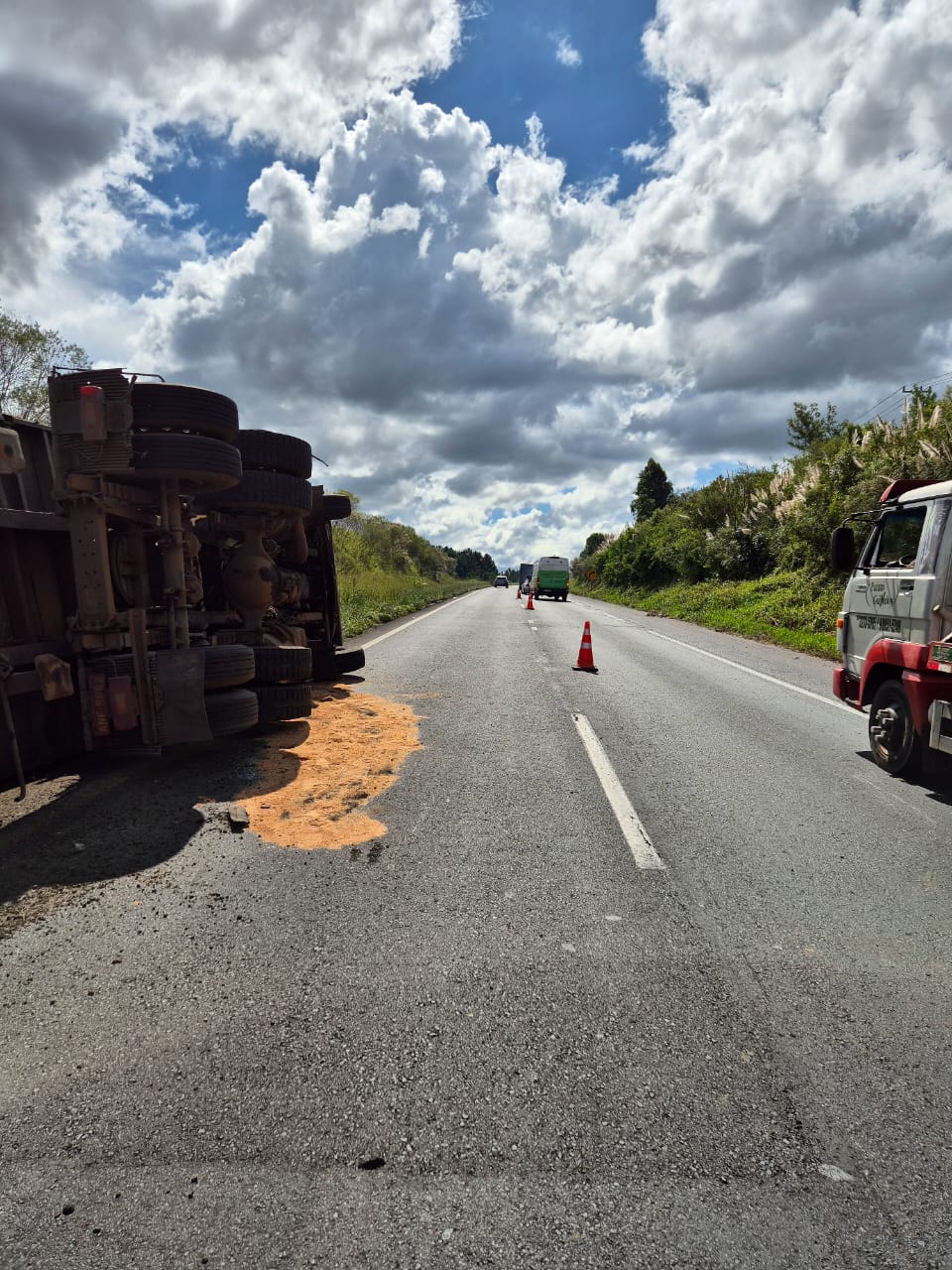 Tombamento de caminhão interdita parcialmente BR-376