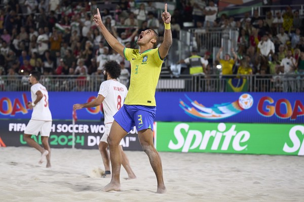 Brasil vira sobre o Irã e vai à final da Copa do Mundo de Futebol de Areia