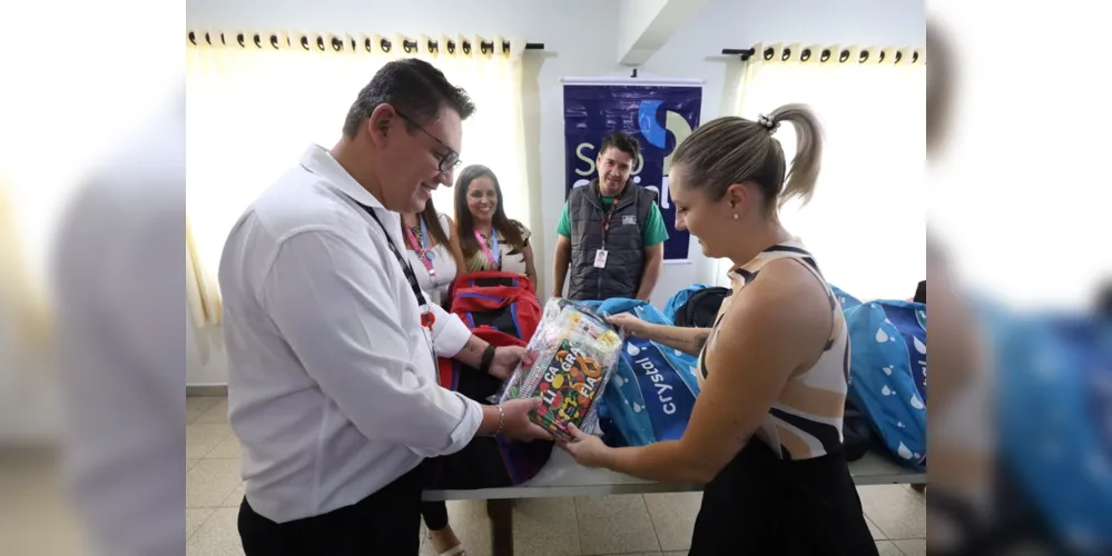 Coca-Cola realiza doação de kits de materiais escolares para o Abrigo Municipal de PG