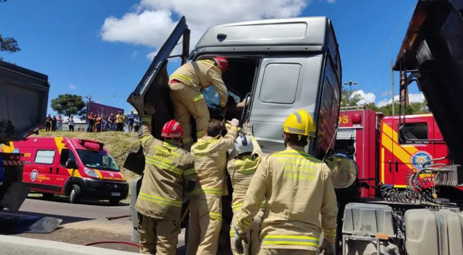 Engavetamento entre três caminhões resulta em motorista preso dentro de cabine