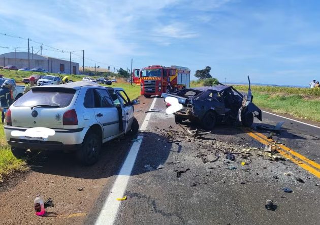 Dois motoristas morrem após carro ‘desmanchar’ com batida frontal na PR-218
