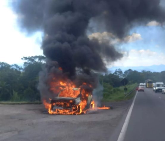 Carro pega fogo e causa lentidão na BR-277