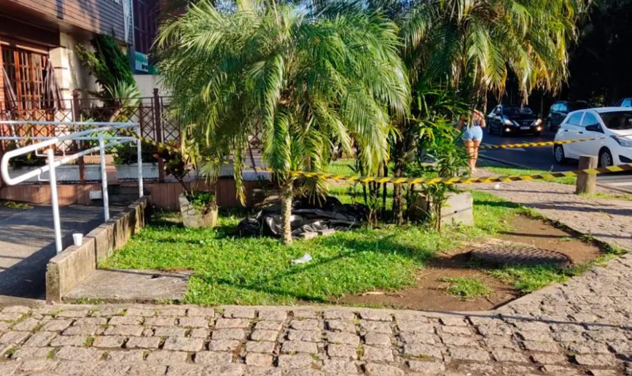 Homem é encontrado morto embaixo de arbusto em avenida movimentada no Paraná