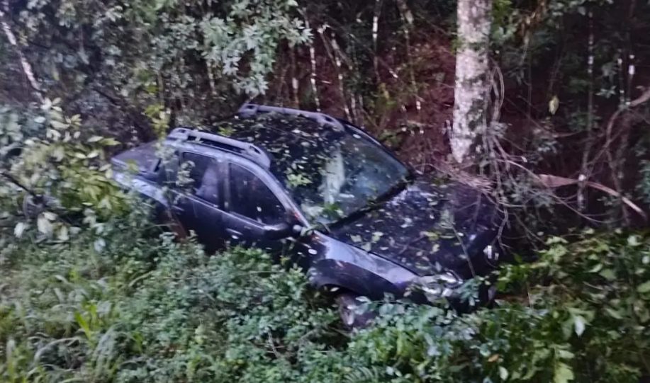 Acidente deixa três feridos após motorista perder controle de caminhonete