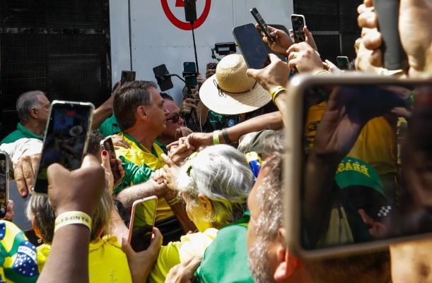 Bolsonaro chega para ato na Avenida Paulista lotada de apoiadores neste domingo (25)