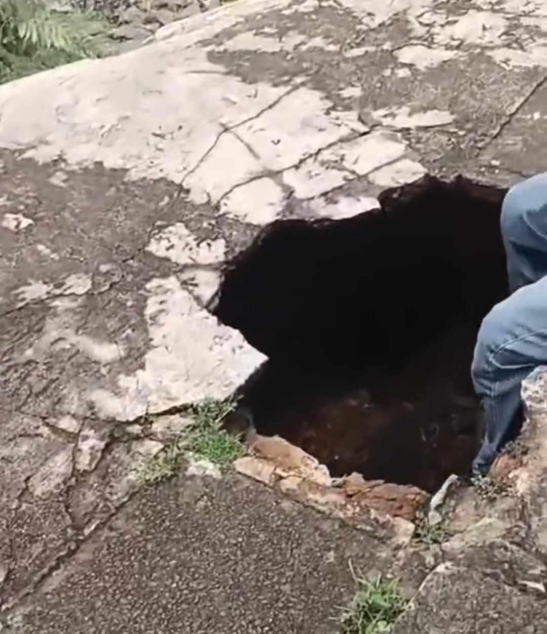 Moradores apontam formação de cratera em rua de Ponta Grossa e pedem providência