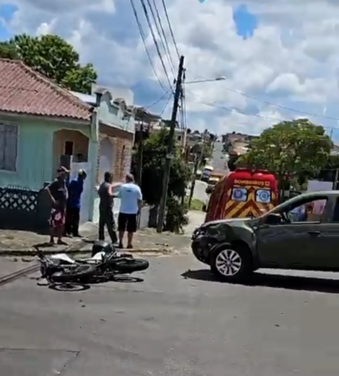 Colisão entre motocicleta e carro deixa vítima em estado grave no Nova Rússia